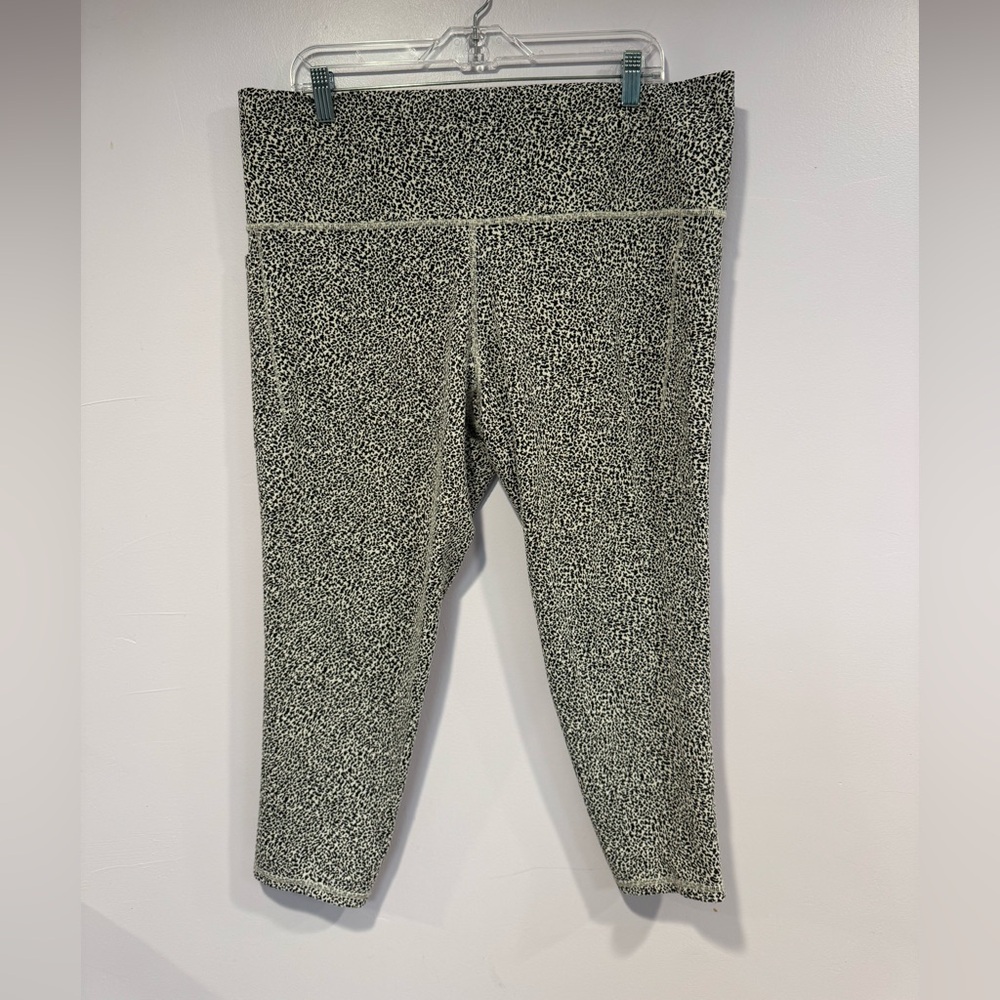 Athleta pocket cheetah Salutation textured tight